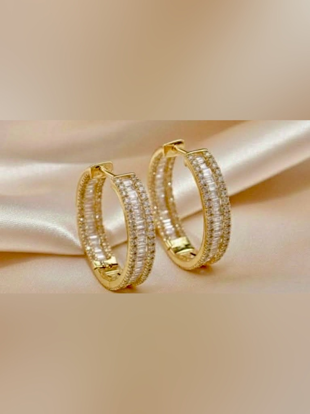 Loop in and out Diamond
Earrings set 18 Karat
Yellow Gold